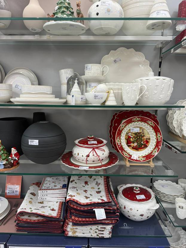 FOTO Trgovci su izvukli božićne ukrase! Pogledajte što se nudi, snježne kugle idu i za 74 eura...