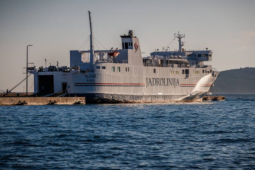 Trajekt Oliver stigao u Vela Luku