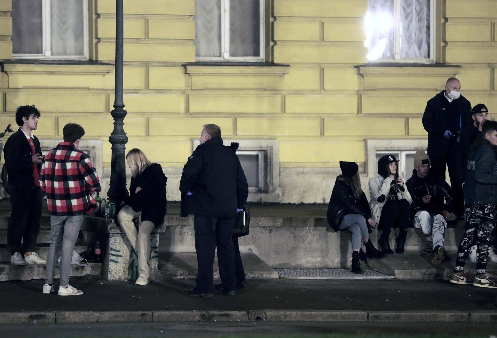 Zagreb: Redari upozorili mlade koji se zabavljaju ispred HNK