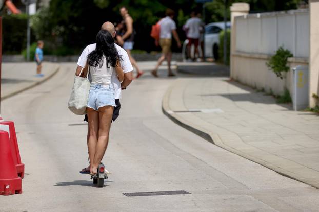 Zadar: Velik broj kupača na plaži Kolovare