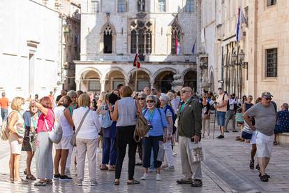 25.09.2021., Dubrovnik - Kraj rujna u Dubrovniku. Velike grupe turista u obilasku grada. Photo: Grgo Jelavic/PIXSELL