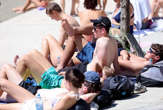 Turisti i građani uživaju u suncu i moru na Bačvicama