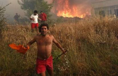 Grčka: Zbog požara tisuće je ljudi napustilo domove
