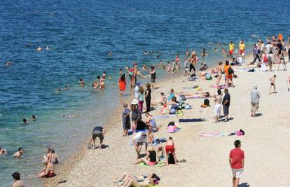 Šibenčani su kupanjem otvorili svoju prvu gradsku plažu Banj