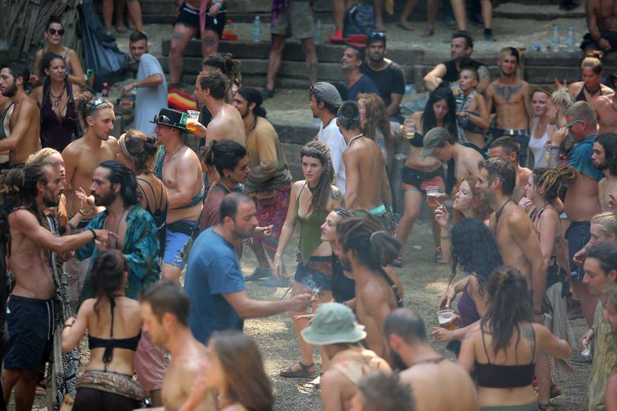 Gole grudi i psihodelija: Počeo Momento Demento na Mrežnici