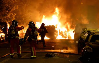 Eskalacija nasilja u Francuskoj: Pale automobile i kontejnere, policija privela preko 70 ljudi