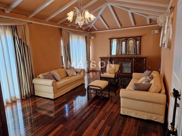 FOTO U Hrvatskoj se prodaje vila: Zlatna tuš kabina. Versace. I malo Valentina. Cijena? Sitnica