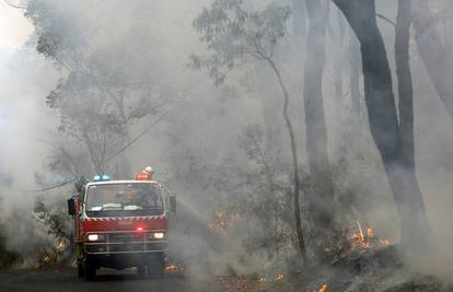 Požari u Australiji: Uništeno je stotinu kuća, troje ljudi nestalo