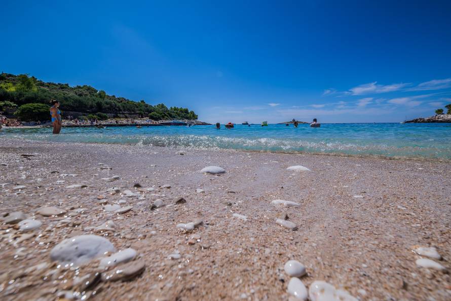 Otočić Pokonji Dol obiđe se u samo 600 koraka, a na njemu ponosno stoji svjetionik iz 1872.