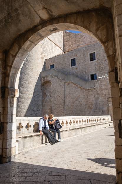 FOTO U Dubrovniku je i dalje ljeto: Turisti preplavili grad, uživaju na plažama i sunčaju se