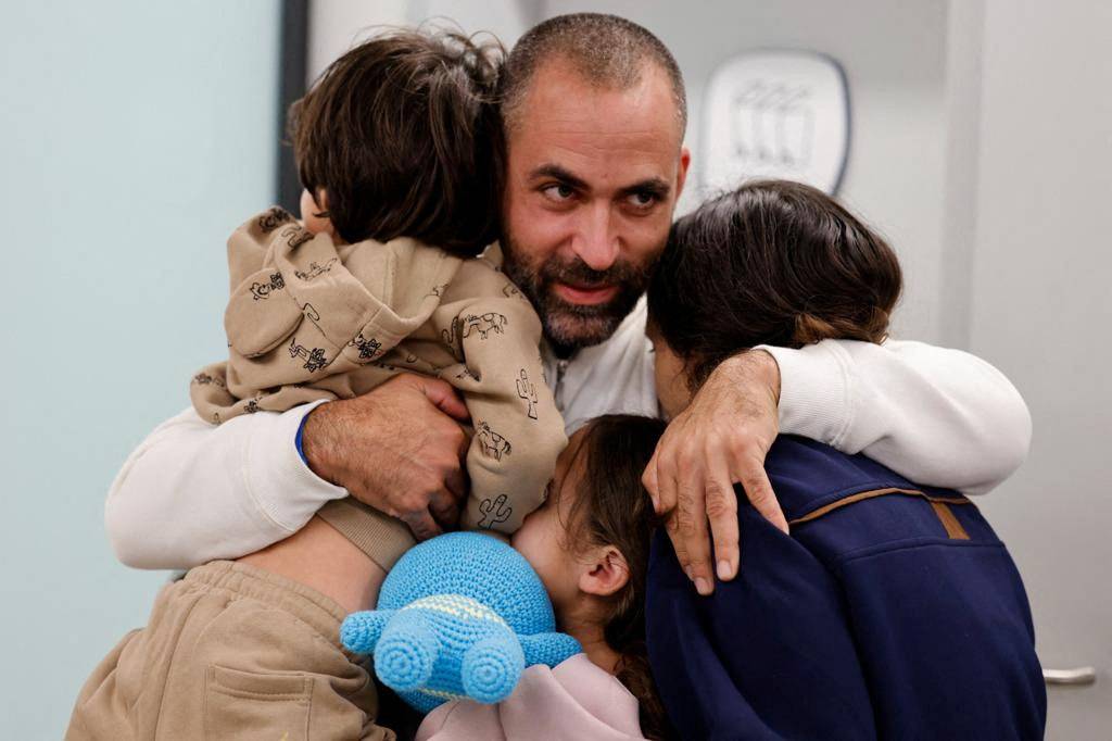 Avihai Brodutch hugs his children Oria Brodutch and Ofri Brodutch and wife Hagar at Schneider Children's Medical Center of Israel