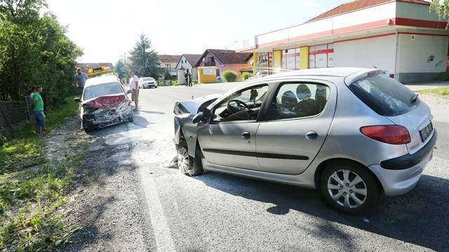 Petero ljudi ozlijeđeno u sudaru dva automobila, svi su u bolnici