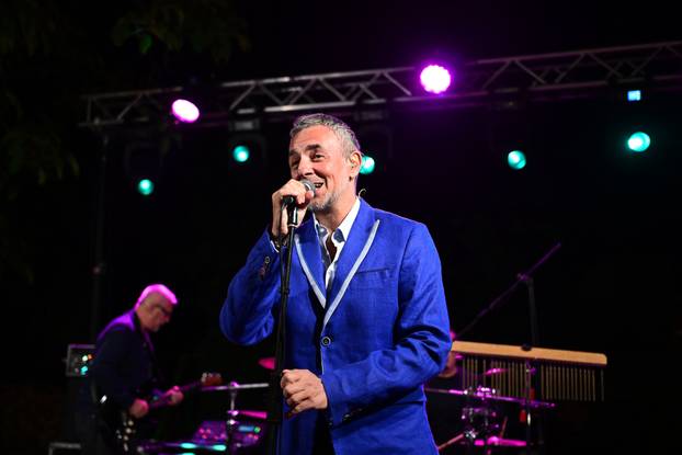 Zagreb: Sandi održao koncert na rođendanu papige Pabla 