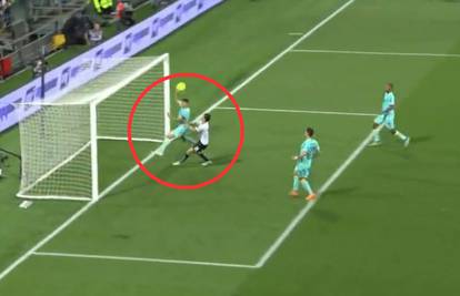 VIDEO Ludnica u Serie A: Rukom obranio čisti gol, golman skinuo penal! Verona ostaje u prvoj ligi