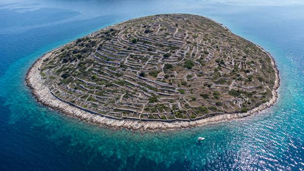 Otok Bavljenac izgleda kao divovski otisak prsta i nezaobilazna je atrakcija u šibenskom arhipelagu