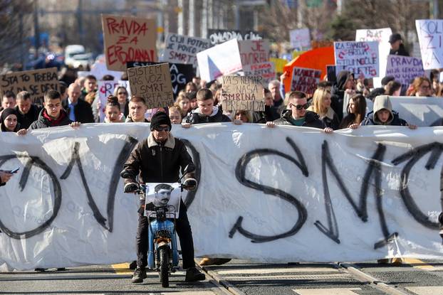 Prosvjedi u Sarajevu se nastavljaju, traži se pravda za poginulog mladića i ozlijeđene u tramvajskoj nesreći