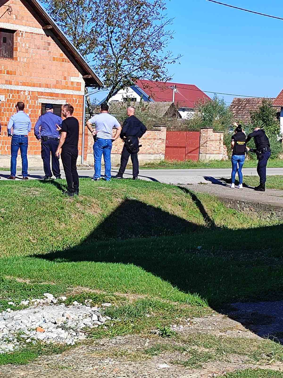 VIDEO Cijela ulica pod blokadom u Tordincima: 'Prijeti, gađao je kuće molotovljevim koktelima'