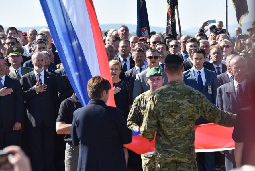 Proslava u Kninu:  Blokirali ulicu i pjevali ustaške pjesme