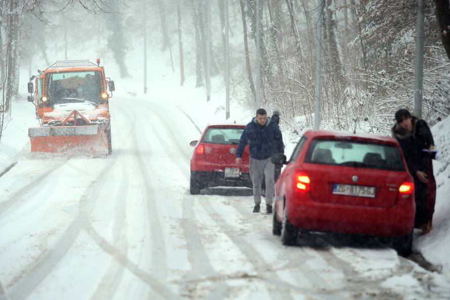 HGSS nepokretnom muškarcu kod Gračaca donio hranu i drva
