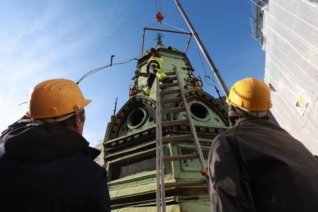 Skidanje zvonika s pravoslavne crkve Preobraženja Gospodnjeg na Cvjetnom trgu