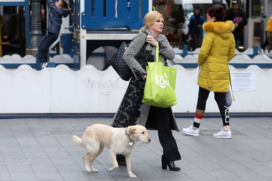 Zagreb: Bivša predsjednica Kolinda Grabar Kitarović prošetala je gradom u društvu svog ljubimca