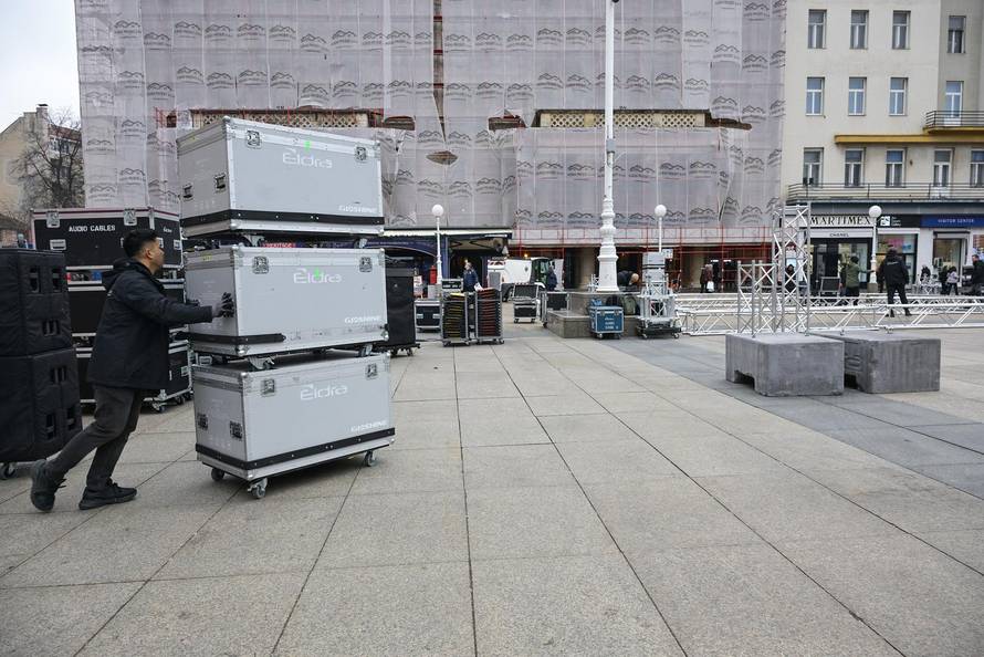 Zagreb: Postavljanje bine na glavnom Trgu gdje će biti organiziran doček rukometaša