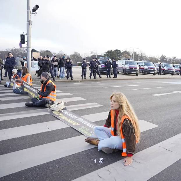FOTO Klima-Shakira u središtu skandala. Atraktivna Anja htjela oštetiti Merzov avion
