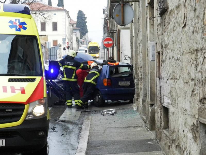 Strašan sudar u Puli: Rezali lim da ga izvade iz automobila