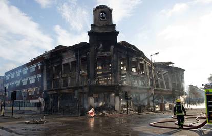 London, jutro poslije nereda: Ulice puste, zgrade spaljene