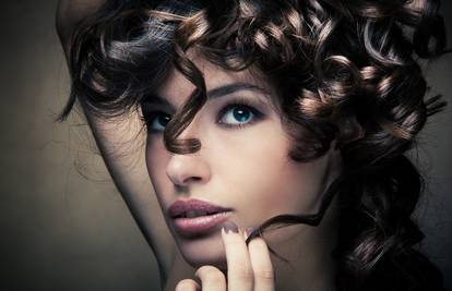 17 simpatičnih problema koje imaju sve žene kovrčave kose