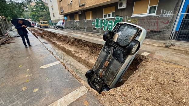 FOTO Ovako je vozač završio u rupi ispred vrtića u Rijeci