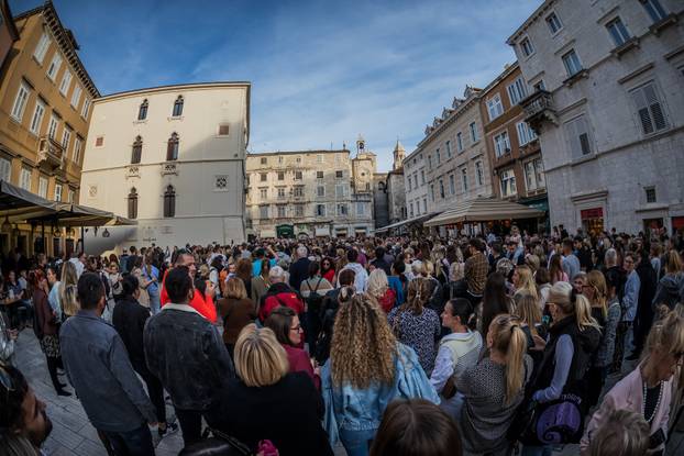 Split: Građani se okupili u spomen na Halida Bešlića na gradskoj Pjaci