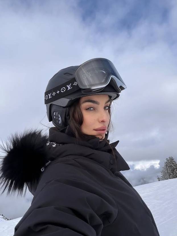 FOTO Modna dizajnerica koristi Instagram kao modnu pistu, dok ne pozira u badiću na plaži