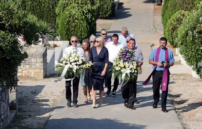 FOTO Održali misu za Olivera, na grob položili vijence i svijeće