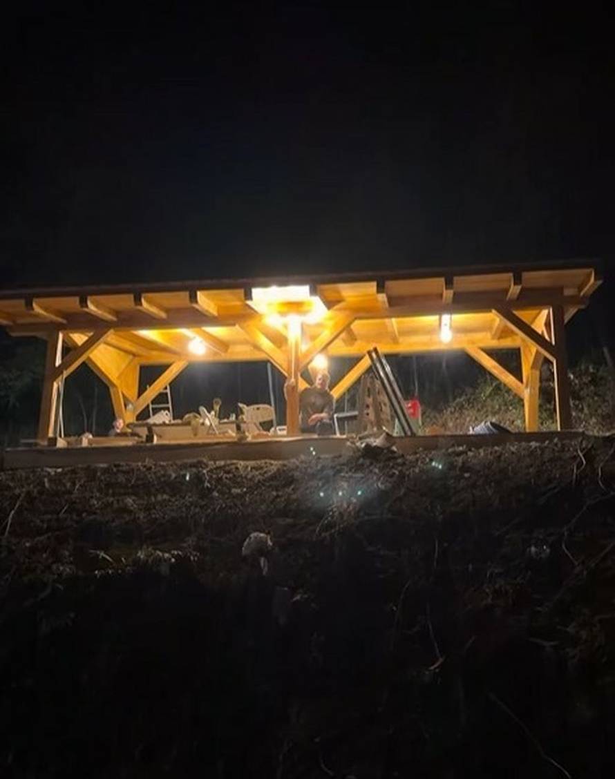 Koje iznenađenje! Amerikancu koji uređuje kuću u Hrvatskoj traktorom je stigla dostava