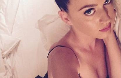Perry objavila seksi 'selfie' iz kreveta: Osjećam se kao Lolita