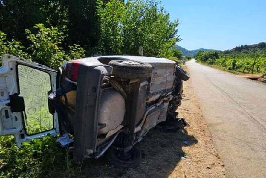 U ovaj auto uguralo se 10 ljudi. Među njima maloljetnici. Vozač pijan sletio s ceste na Šipanu...