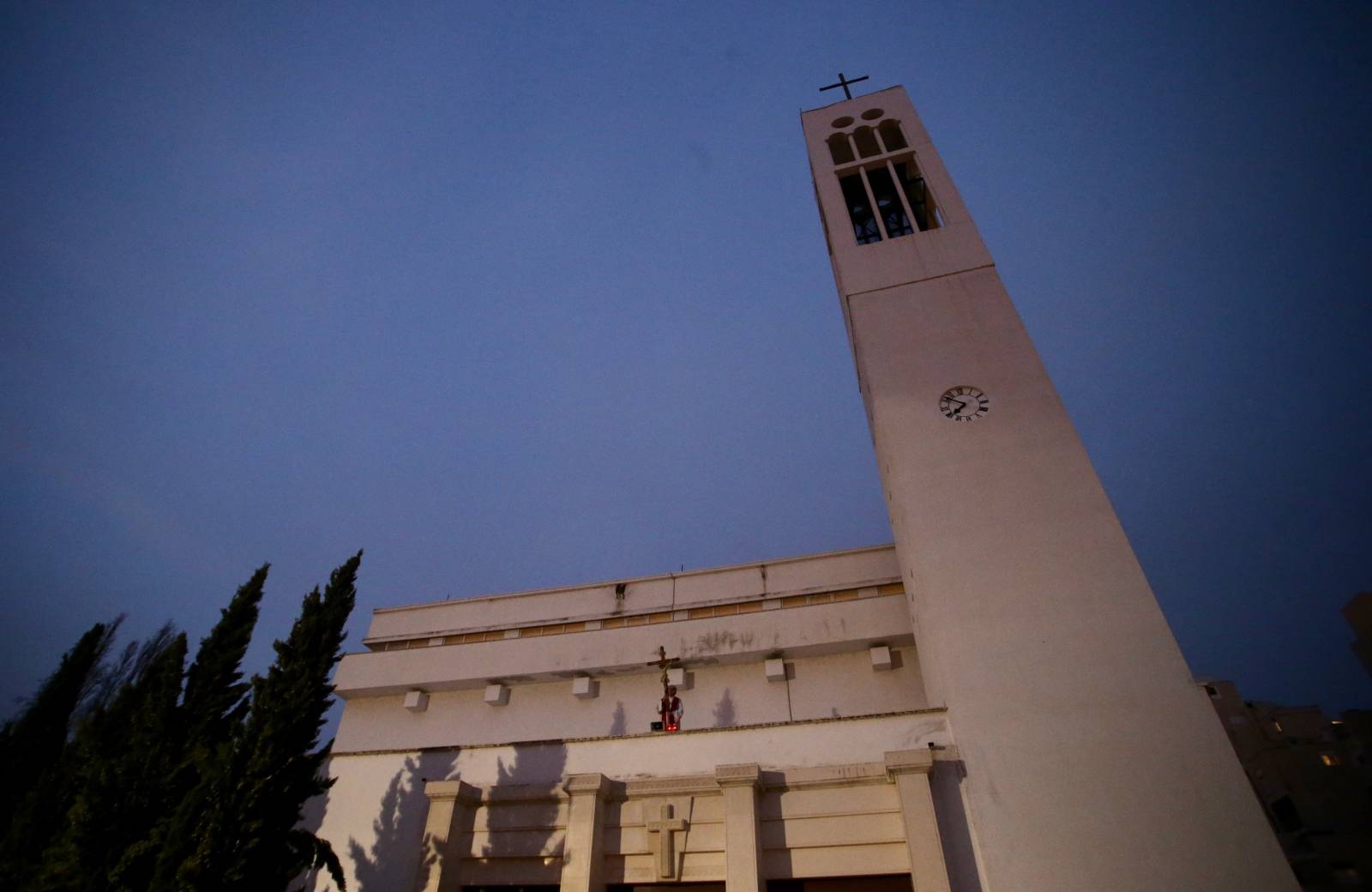 Split: Župnik blagoslovio vjernike s terase crkve