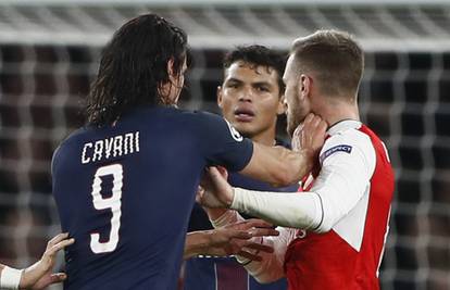 Nervozni Edi: Cavani šakom na Ramseya, Giroud ga 'smirivao'