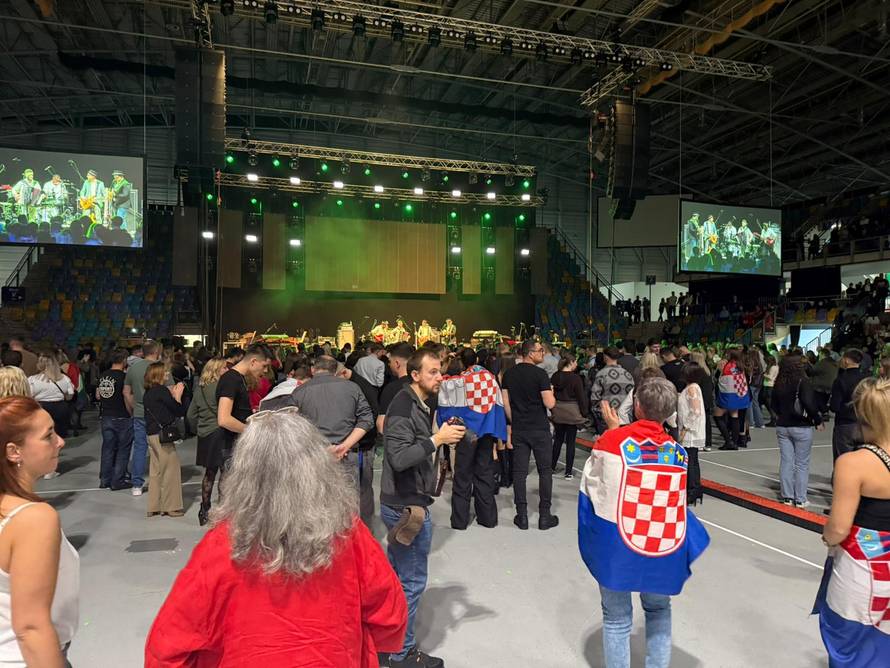 MEGAGALERIJA Šljokice, kockice, dekoltei: Hrvatske zvijezde zabavile dijasporu u Frankfurtu