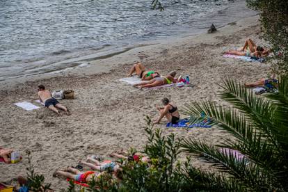 FOTO Nema jeseni za Splićane: Na Firulama i dalje ima kupača