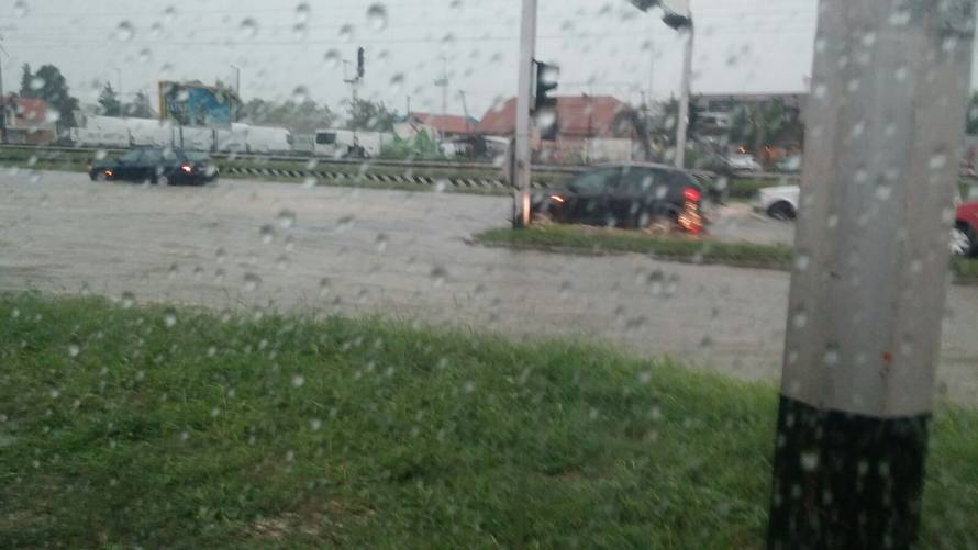 Ulice i podvožnjaci pod vodom: Zagreb pogodilo jako nevrijeme