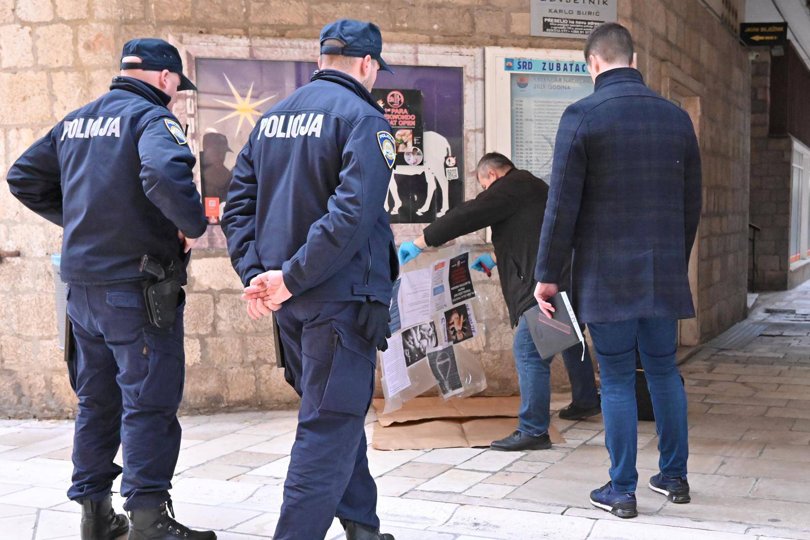 Zadar: Policija provodi očevid zbog plakata s omčom za vješanje i natpisom anemični