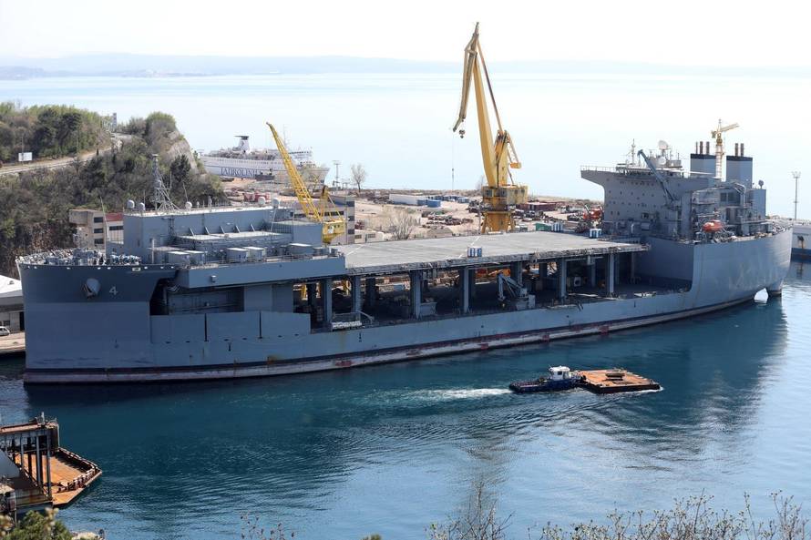 U Viktor Lenac nalazi se ratni brod američke flote USS Hershel Woody Wiliams