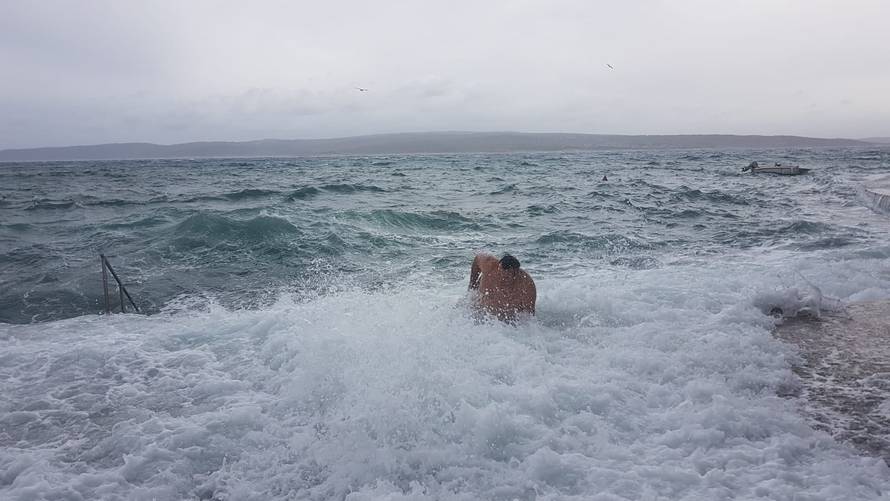 Ceste su pod vodom, odsječeni otoci: Valovi su visoki 6 metara