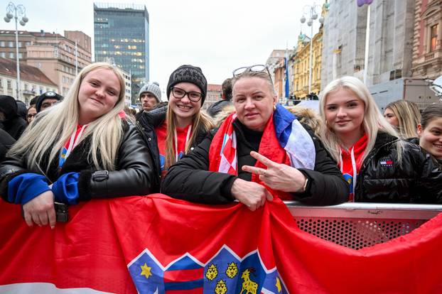 Zagreb: Počelo okupljanje građana za svečani doček rukometnih reprezentativaca nakon osvojene bronce na Europskom prvenstvu