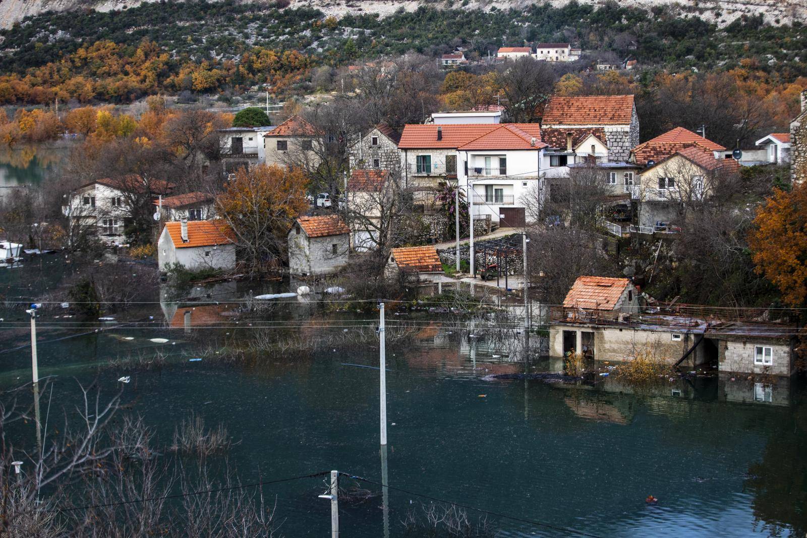 Nastavlja se borba s poplavom u Kokorićima