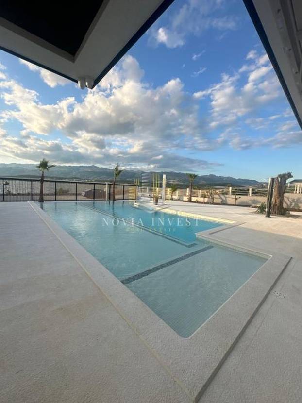 FOTO Luksuzni spektakl! Što mislite koliko stoji ova vila prvi red do mora u Novigradu?