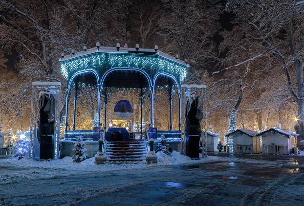 Advent,In,Zagreb,Pavilion,Decorated,With,Christmas,Lights,In,Zrinjevac