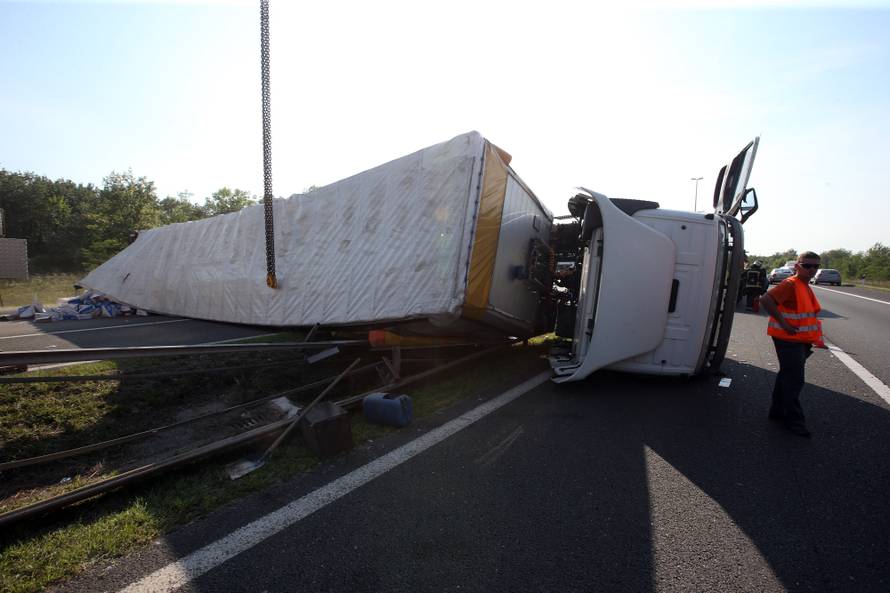 Kaos na obilaznici: Šleper se prevrnuo, uklanjaju ga s ceste